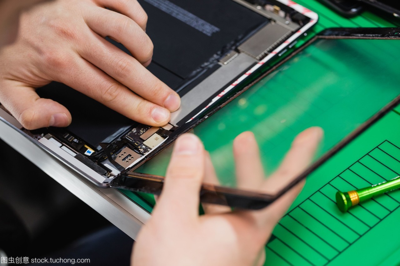 指尖上的精密 數(shù)碼平板電腦維修特寫